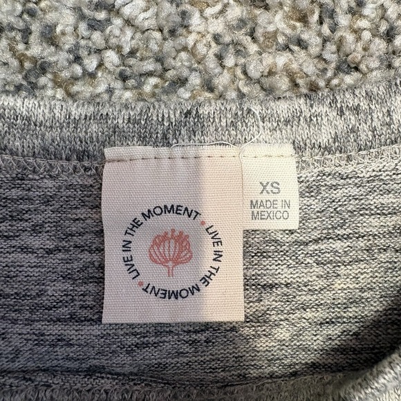 Live In The Moment Floral Cropped Sweatshirt Women XS Gray Long Sleeve - Picture 2 of 7